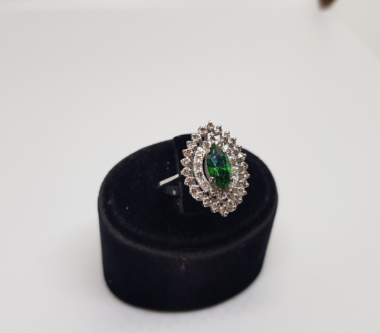 ZÜMRÜT VE PIRLANTA TAŞLI MEKİK MODELİ YÜZÜK