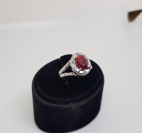 GARNET VE PIRLANTA TAŞLI DİVANHANE MODELİ YÜZÜK