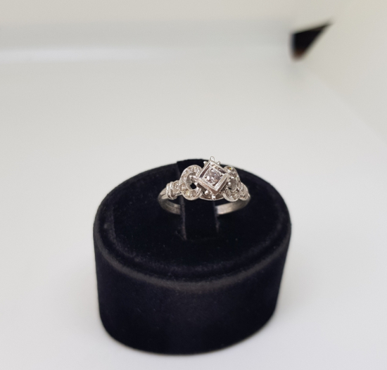 PIRLANTA TAŞLI ÖN KARE MODEL YÜZÜK