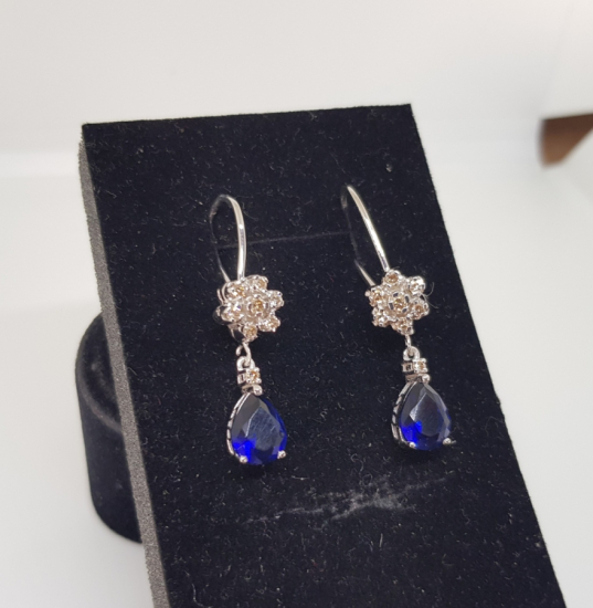 SAFİR VE PIRLANTA TAŞLI YILDIZ MODELİ KÜPE