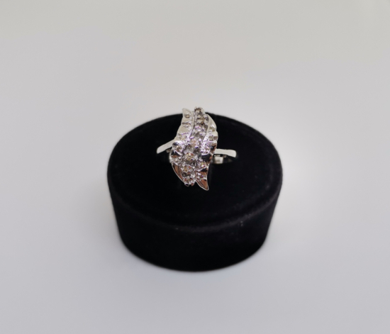 DALGALI MEKİK MODELİ PIRLANTA TAŞLI YÜZÜK