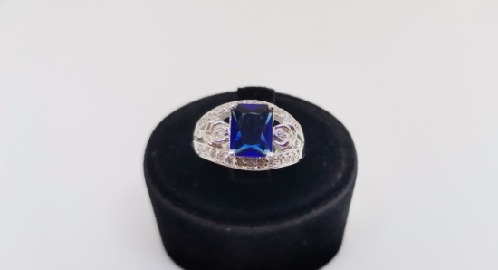 YAN KISIMLARI LALE MODELLİ PIRLANTA VE SAFİR TAŞLI YÜZÜK