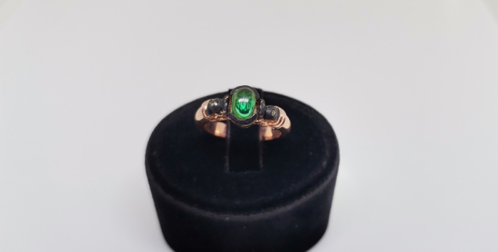 ZÜMRÜT VE ELMAS TAŞLI DÜZ MODEL YÜZÜK