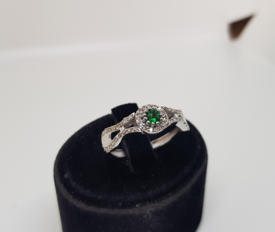 ZÜMRÜT VE PIRLANTA TAŞLI NALLI MODEL YÜZÜK