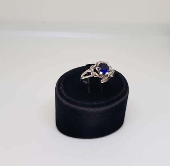 PIRLANTA VE SAFİR TAŞLARLA SÜSLÜ TEK TAŞ MODEL YÜZÜK