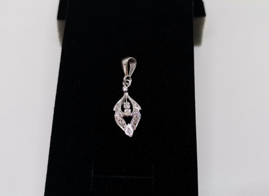 MEKİK FORMUNDA YAPILMIŞ PIRLANTA TAŞLI KOLYE UCU