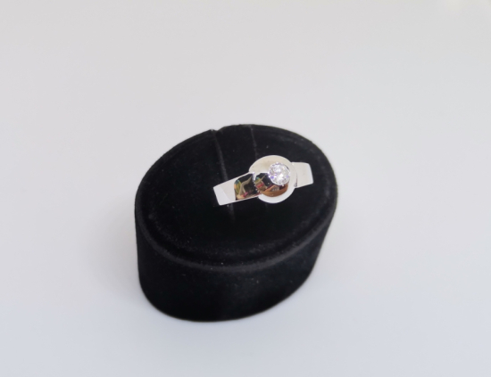 TEKTAŞ MODELİ PIRLANTA TAŞLI YÜZÜK