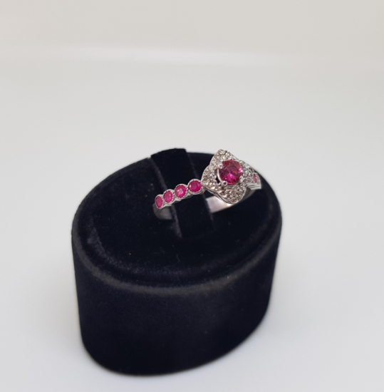 YAKUT VE PIRLANTA TAŞLI BAGET MODEL YÜZÜK