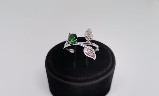 SARMAŞIK MODEL ZÜMRÜT VE PIRLANTA TAŞLI YÜZÜK