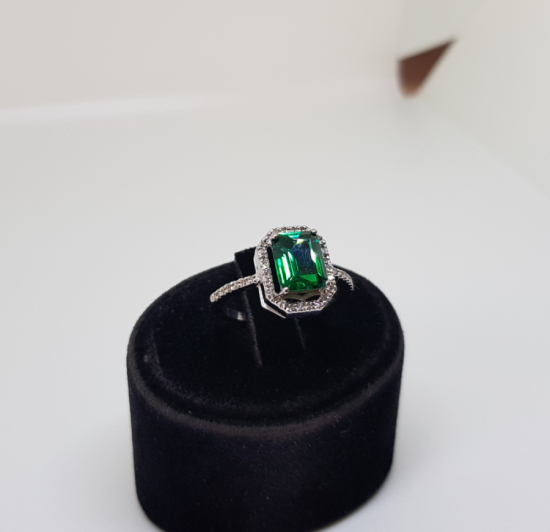 PIRLANTA VE ZÜMRÜT TAŞLI BEGAT KESİM YÜZÜK