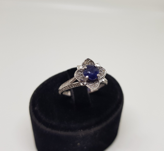 DÖRT YAPRAKLI YONCA MODEL PIRLANTA VE HAS SAFİR TAŞLI YÜZÜK