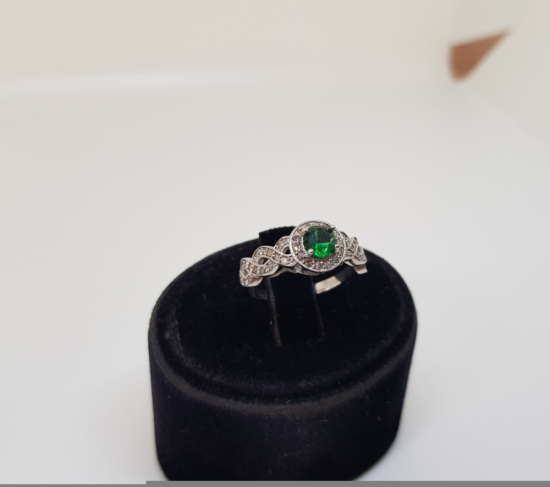 ZÜMRÜT VE PIRLANTA TAŞLI FRANSIZ ÖRGÜSÜ MODEL YÜZÜK