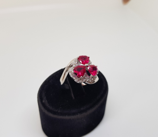 PIRLANTA VE YAKUT TAŞLI YONCA MODELİ YÜZÜK