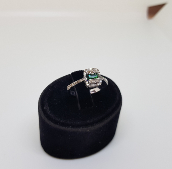 PIRLANTA ZÜMRÜT TAŞLI BAGET FORMLU YÜZÜK