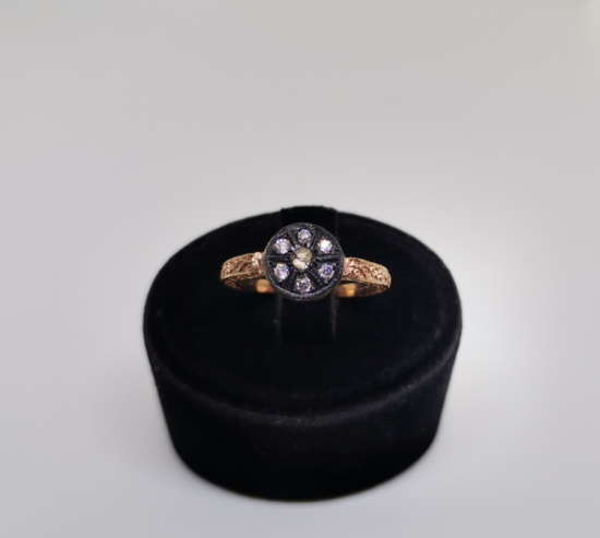 YAN KISIMLARI KABARTMA İŞÇİLİKLİ ELMAS TAŞLI YÜZÜK