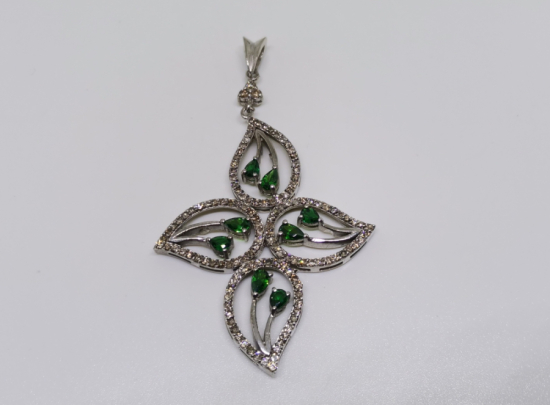 ZÜMRÜT VE PIRLANTA TAŞLI YONCA DAMLASI MODELİ BÜYÜK BOY KOLYE