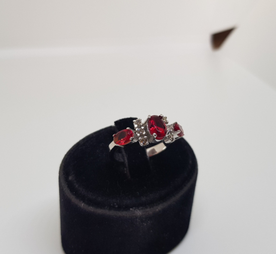 YAKUT VE PIRLANTA TAŞLI ÜÇ TAŞ MODELİ YÜZÜK