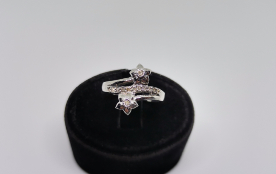 YILDIZ ÇİÇEĞİ MODELİ PIRLANTA TAŞLI YÜZÜK