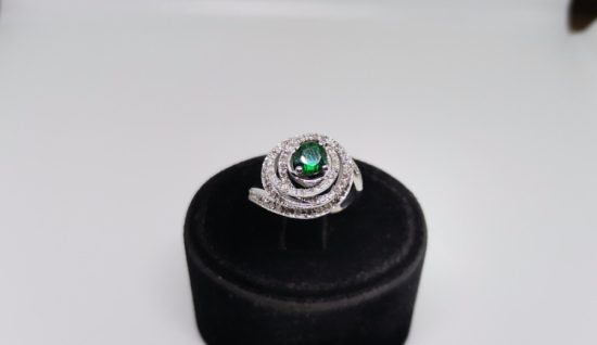 ZÜMRÜT VE PIRLANTA TAŞLI SALYANGOZ MODELİ YÜZÜK