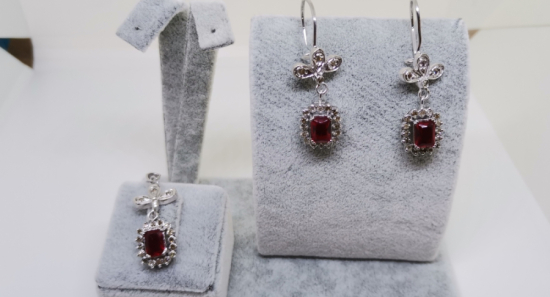 YAKUT VE PIRLANTA TAŞLI YONCA MODEL KOLYE KÜPE TAKIMI