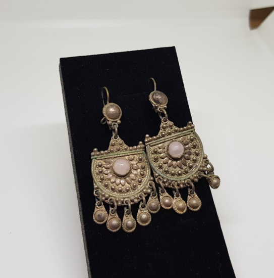 KABARTMA İŞÇİLİKLİ VE KUVARZ TAŞLI ÖZEL YAPIM ANTİKA GÜMÜŞ KÜPE