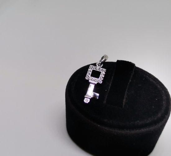 PIRLANTA TAŞLI ANAHTAR FORMLU KOLYE UCU