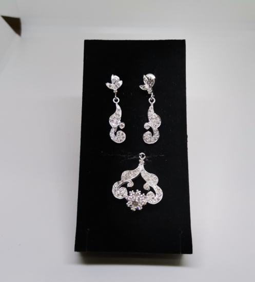 PIRLANTA TAŞLARLA SÜSLÜ SALKIM MODEL KOLYE KÜPE TAKIMI