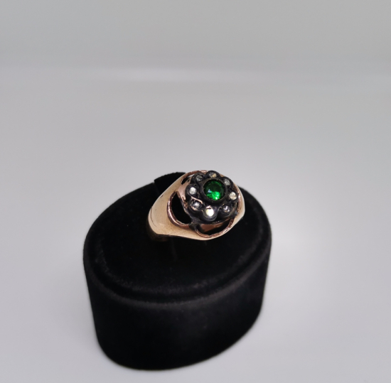 ZÜMRÜT VE ELMAS TAŞLI PAPATYA MODEL YÜZÜK