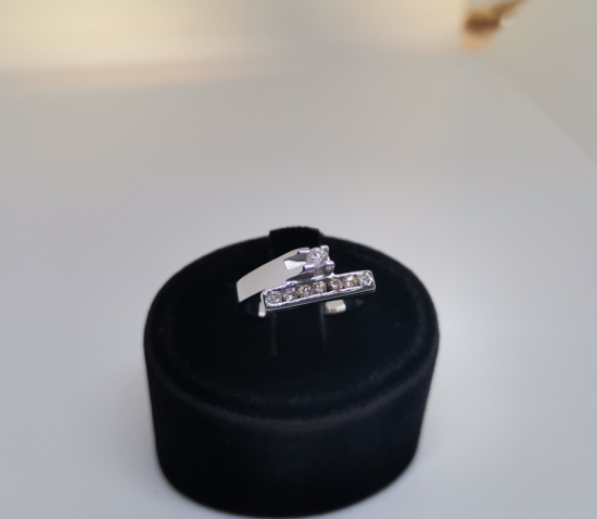 PIRLANTA TAŞLI YEDİ TAŞ MODEL YÜZÜK