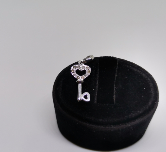 ANAHTAR FORMLU PIRLANTA TAŞLI KOLYE UCU