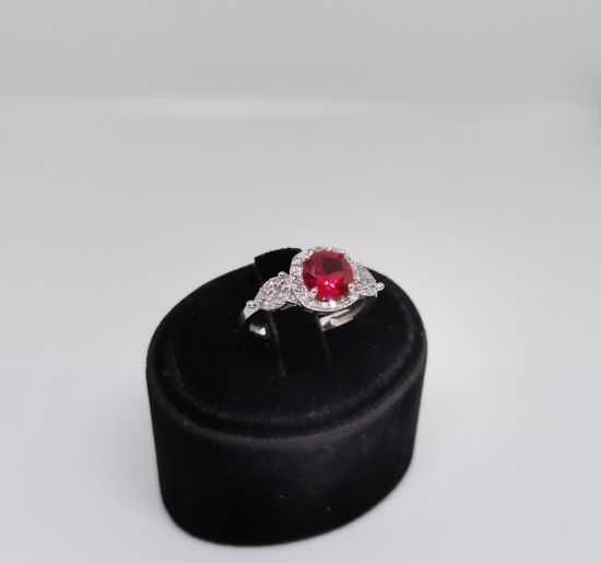 YAKUT VE PIRLANTA TAŞLI OVAL MODEL YÜZÜK