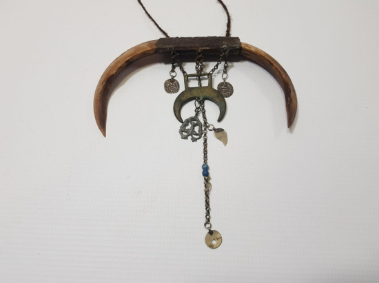 OSMANLI DÖNEMİ ŞAMAN İŞİ ÇOK NADİR HİLAL FORMLU DOMUZ DİŞİ AT SÜSÜ