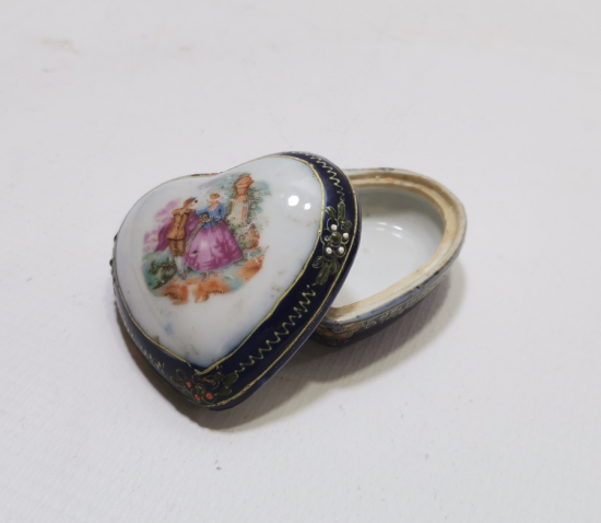 ÜZERİ MİNE İŞÇİLİKLİ NADİR FORMDA ANTİKA İNGİLİZ PORSELEN KAPAKLI MÜCEVHER KUTUSU