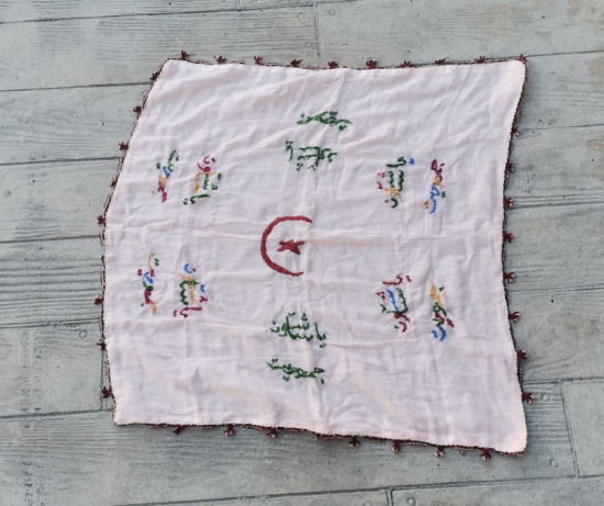 ÜZERİNDE OSMANLICA YAŞASIN CUMHURİYET YAZILI VE AY YILDIZLI EL İŞİ NADİR PANO