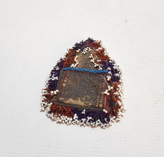 ÜZERİ SIRMA İŞÇİLİKLİ VE OPAL TAŞLARLA SÜSLÜ NADİR FORMDA KAV ÇAKMAĞI KESESİ