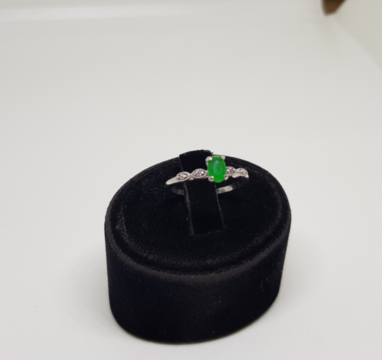 ZÜMRÜT VE PIRLANTA TAŞLI TEKTAŞ MODEL YÜZÜK