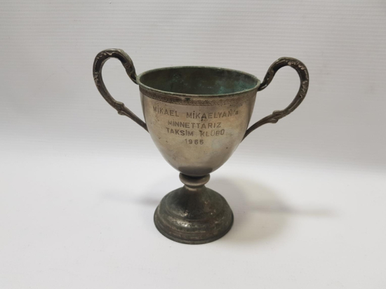 1965 MİKAEL MİKAELYANA MİNNETTARIZ TAKSİM KULÜBÜ YAZILI KUPA