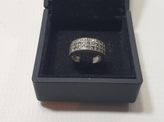 ZİRKON TAŞLARLA SÜSLÜ GÜMÜŞ YÜZÜK