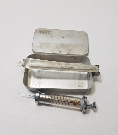 ANTİKA CAM ENJEKTÖR VE ŞIRINGA KUTUSU