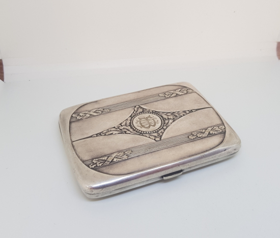 ÜZERİ İNSİYALLİ VE KABARTMA İŞÇİLİKLİ ANTİKA GÜMÜŞ SİGARA TABAKASI