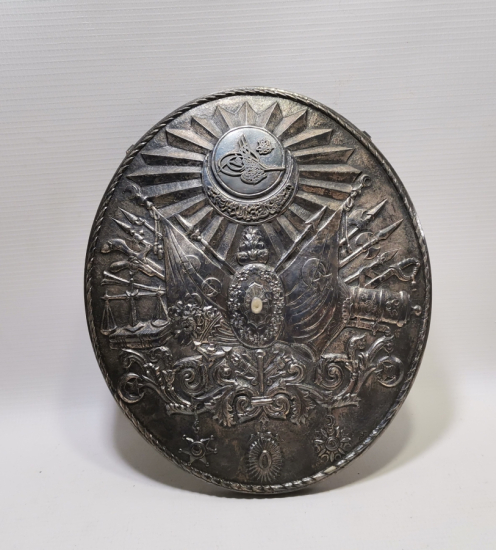 ÜZERİNDE ABDÜLHAMİD HAN'IN TUĞRASI VE OSMANLI DEVLET ARMASI BULUNAN KABARTMA İŞÇİLİKLİ BÜYÜK BOY GÜMÜŞ AYNA