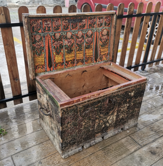 OSMANLI DÖNEMİ KAPAĞI KÖK BOYALI SELVİLİ VE KABARALI ORİJİNAL ANAHTARIYLA KASTAMONU GELİN SANDIĞI