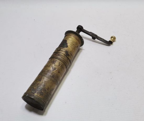 ÜZERİNDE OSMANLI DEVLET ARMASI VE USTA DAMGASI BULUNAN OSMANLI DÖNEMİ KAHVE DEĞİRMENİ