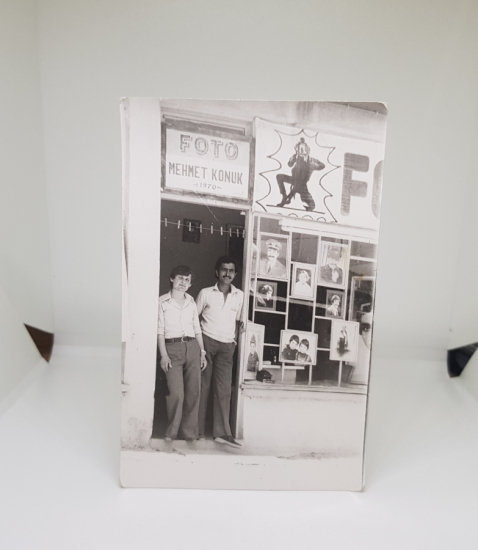 BURSA-MUSTAFAKEMALPAŞA 1970LERDEN FOTOĞRAF STÜDYOSU ÖNÜNDE SİYAH-BEYAZ FOTOĞRAF