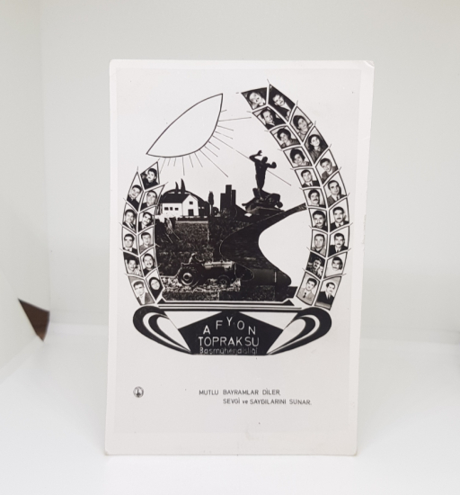 CUMHURİYET BAŞLARI ARKASI YAZILI SİYAH-BEYAZ BAYRAM KARTI