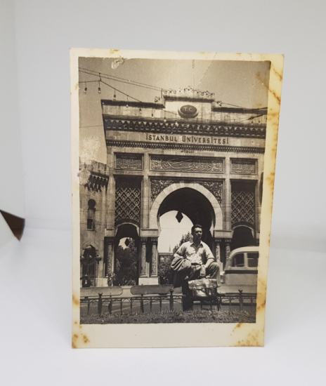 İSTANBUL ÜNİVERSİTESİ GİRİŞİ GÖRSELLİ SİYAH-BEYAZ FOTOĞRAF