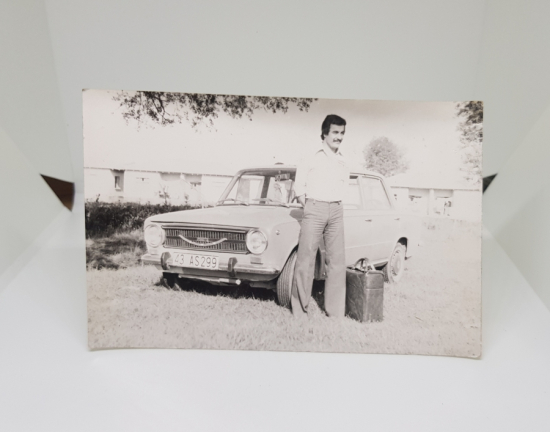 MURAT 131 İLE SAHİBİ GÖRSELLİ SİYAH-BEYAZ FOTOĞRAF