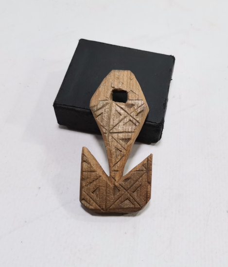 BALTA FORMUNDA YAPILMIŞ OSMANLI DÖNEMİ ŞAMAN KÜLTÜRÜ AHŞAP TILSIM KOLYE