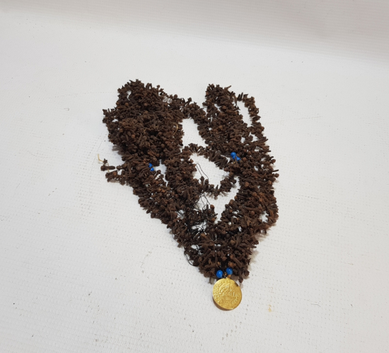 UCUNDA MAŞALLAH YAZILI PENEZ BULUNAN OSMANLI DÖNEMİ KARANFİLLİ GELİN DÖŞLÜĞÜ