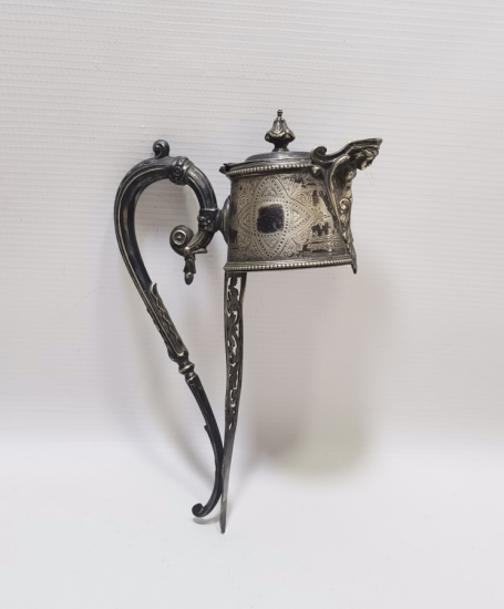 ÜZERİ MELEK FİGÜRLÜ KALEM VE KABARTMA İŞÇİLİKLİ GÜMÜŞ KAPLAMA ANTİKA FRANSIZ SÜRAHİ TUTMACI